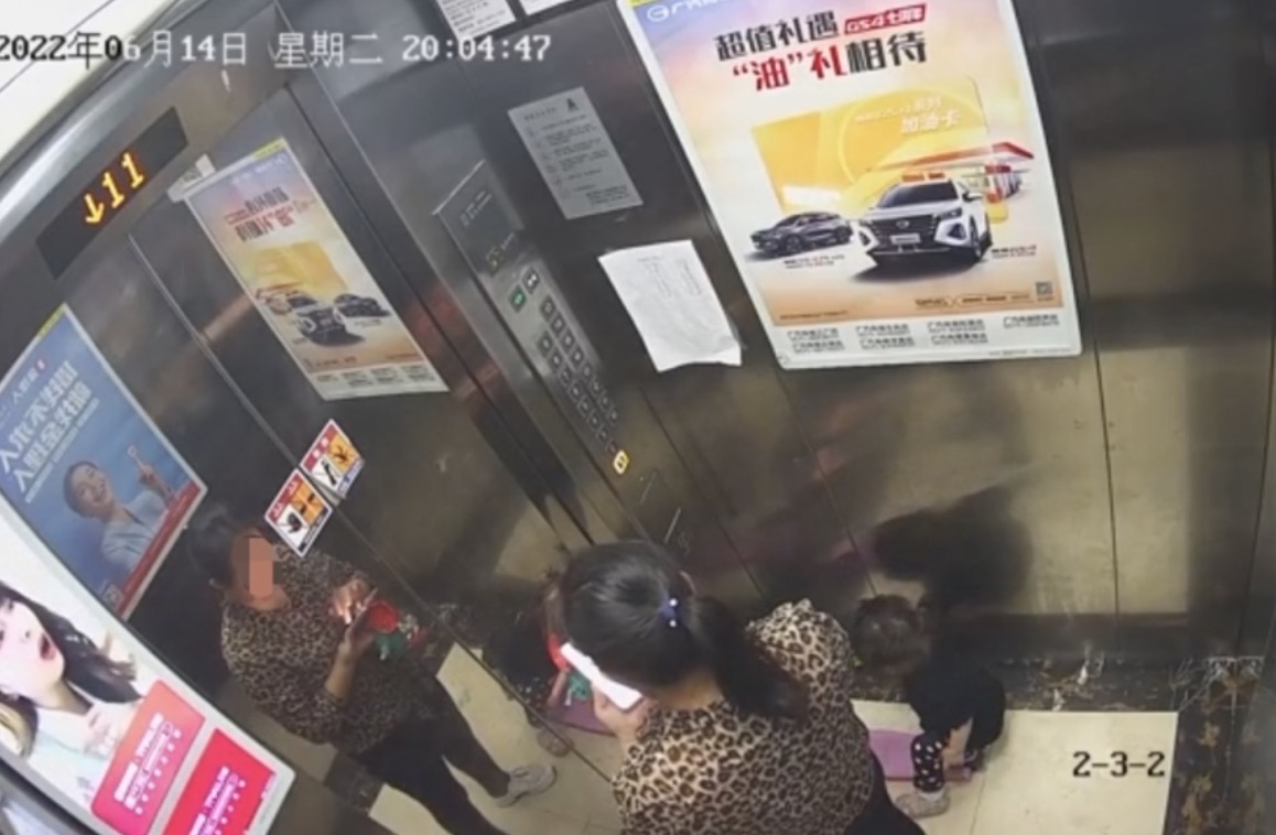 杭州2岁女童被保姆遗留电梯后坠亡,细节:窗台高不足半米